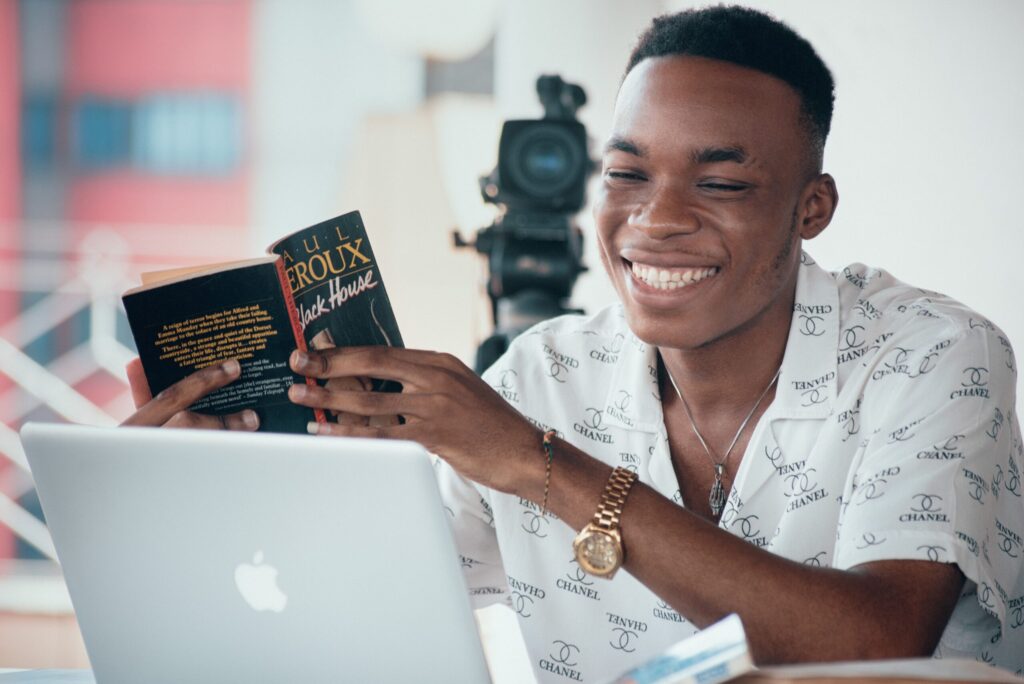 Reader comparing web novel platforms to find stories with a higher chance of reaching completion. 